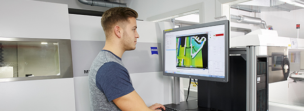 Mitarbeiter am 3D-Scanner