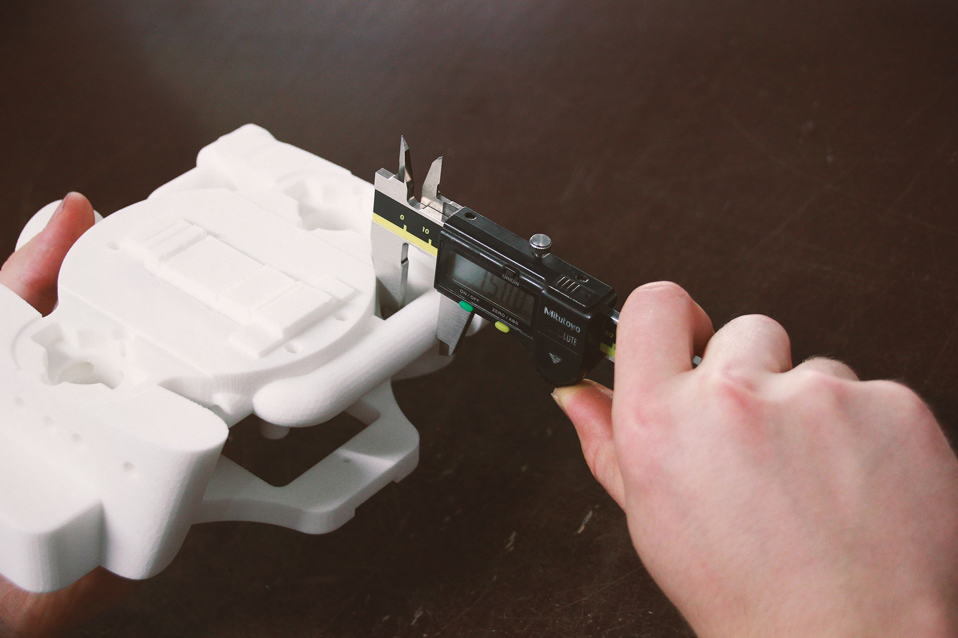 A plastic component is measured with a measuring device